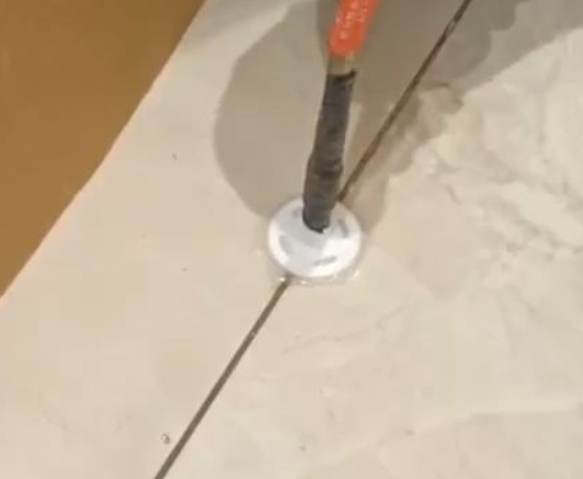 临潼瓷砖空鼓维修公司专业解答瓷砖在铺贴过程中，如果没有涂抹均匀到位的粘结材料（如水泥砂浆或瓷砖胶），可能会导致以下问题