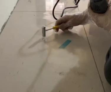 临潼瓷砖开裂维修公司专业分享瓷砖在铺贴前如果没有沥干水分，将会导致以下问题